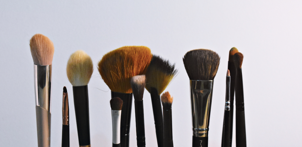 Why Cleaning Your Makeup Brushes is So Important - Ané